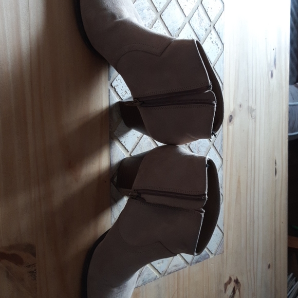 Womans boots - Picture 2 of 4